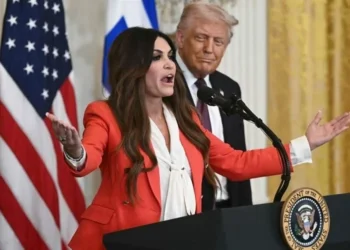 Pide EU renuncia de Embajadora de Grecia, ex de Trump Jr
