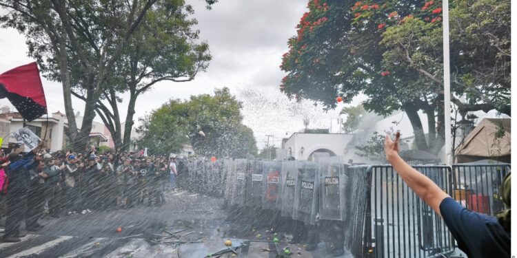 Los hechos comenzaron a registrarse cerca de las 13:20 horas, frente al personal antimotines de la Secretaría de Seguridad del Estado desplegado en el lugar.