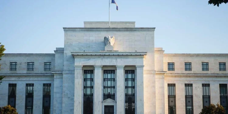 La Reserva Federal mantiene sin cambios las tasas de interés entre 3.75% y 4%