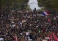 Pese a prohibiciones y blindajes, miles protestan en Francia