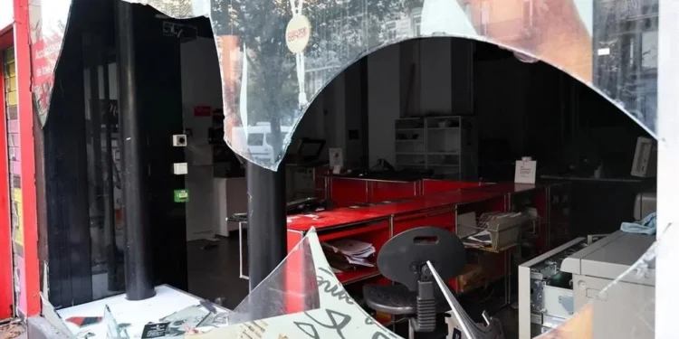 Una tienda dañada durante una protesta es vista, en París, Francia, el 18 de octubre de 2026