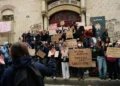 Llama Macron a estudiantes a protestar ‘en calma’ en Francia