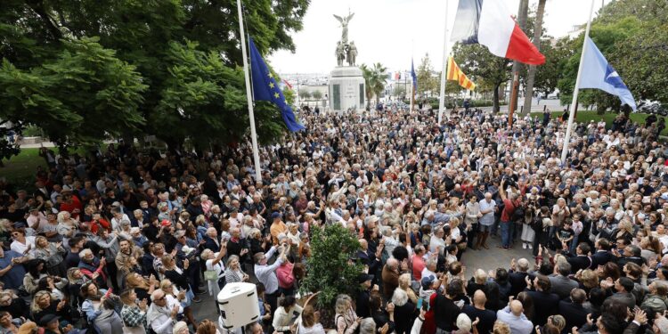 Varias personas participan en una concentración nacional frente al Ayuntamiento de Cannes, en el sur de Francia, el 19 de octubre