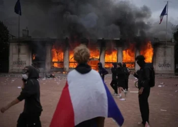 Protestan miles en París pese a restricciones de Macron