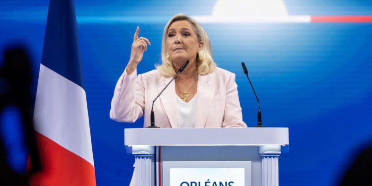 Marine Le Pen inicia campaña presidencial y rechaza "mexicanización" de Francia