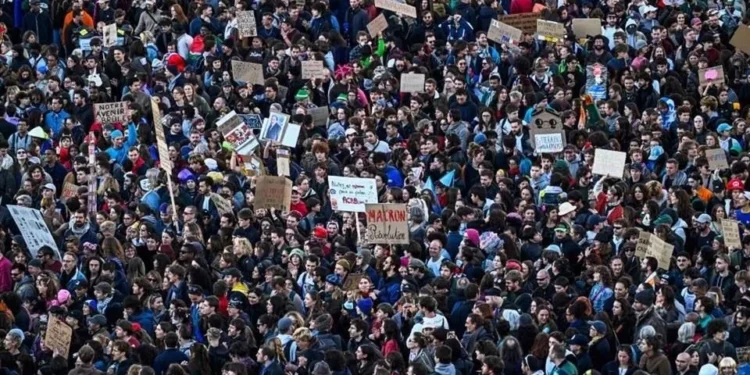 Francia registra jornada de protestas en calma con más de 15 mil manifestantes