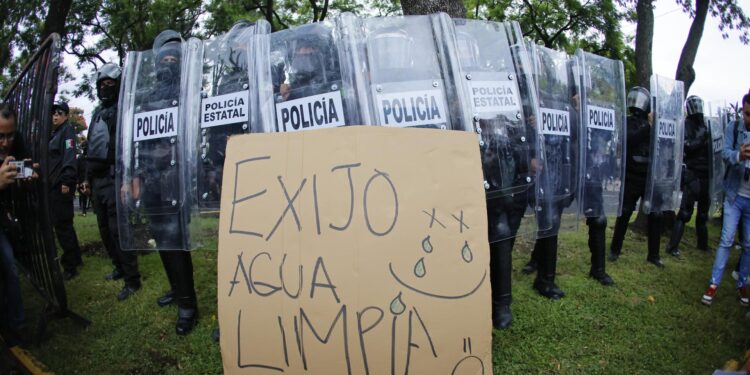 Integrantes de la Policía custodian una calle durante la manifestación del domingo, en Guadalajara (Jalisco)