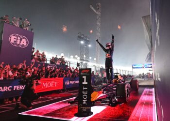 Max mantiene dominio y logra primer triunfo en Singapur