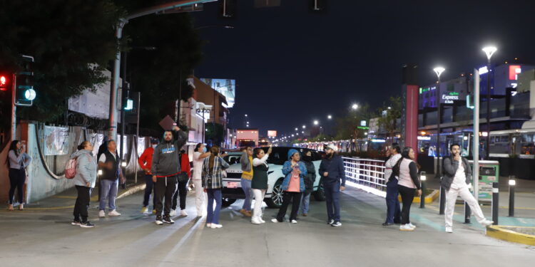 Trabajadores del IMSS protestan durante la madrugada. | Foto: Fernando Trejo