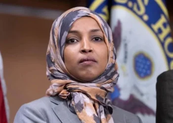 Acusa Ilhan Omar a Trump de persecución política tras cateo