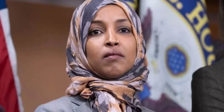 Ilhan Omar acusa a Donald Trump de "instrumentalizar" la justicia tras el cateo a su casa