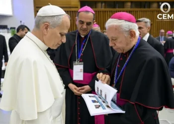 Entregan al Papa libro sobre desaparecidos en México