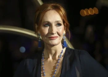 Promete JK Rowling seguir oponiéndose al ‘activismo trans’