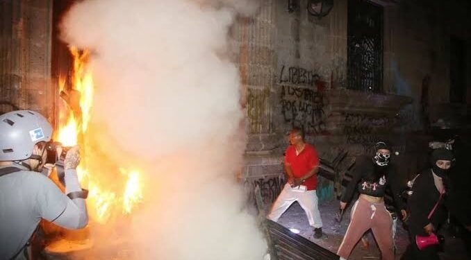 Manifestación por agua limpia en Guadalajara termina en disturbios e incendios