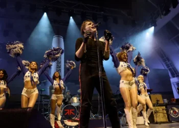 Demandan a My Chemical Romance por uso de uniformes de porristas en conciertos