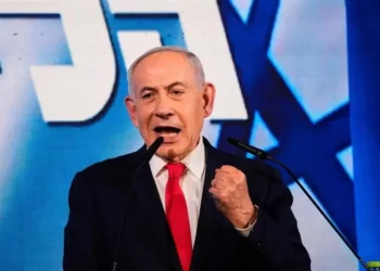 Pierde Netanyahu mayoría, pero se aferra al poder