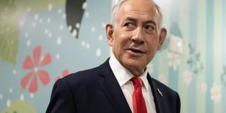 El Primer Ministro de Israel, Benjamin Netanyahu, llega para hablar ante los medios de comunicación tras votar en un centro de votación en Jerusalén