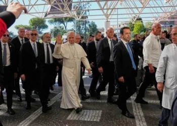 Hospitalizan al papa León XIV para cirugía pulmonar