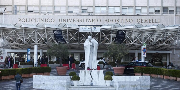 Vista de la estatua del papa San Juan Pablo II frente al Hospital Universitario Agostino Gemelli en Roma, Italia, el 13 de octubre de 2026