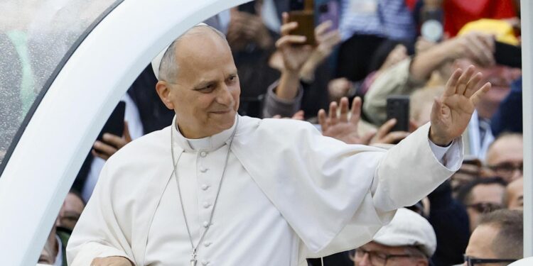 El papa León XIV saluda a los fieles desde el papamóvil este miércoles 21 de octubre durante su audiencia general semanal, en la Ciudad del Vaticano, mientras continúa su recuperación postoperatoria