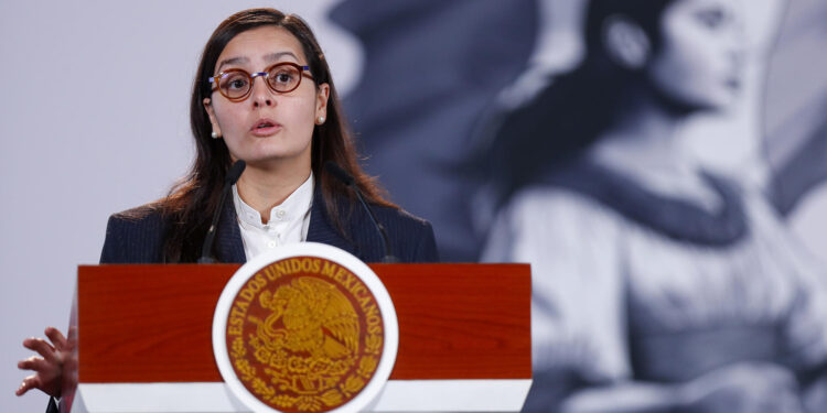 La subsecretaria de Economía, Ximena Escobedo Juárez, habla en la rueda de prensa de este jueves desde Palacio Nacional