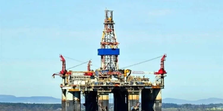 Precios del crudo suben casi 4% y el Brent supera los 100 dólares por escalada en Medio Oriente