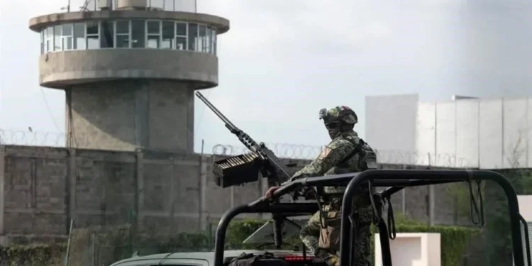 Trasladan a 49 reclusos de Sinaloa tras riña de Los Chapitos que dejó 12 muertos