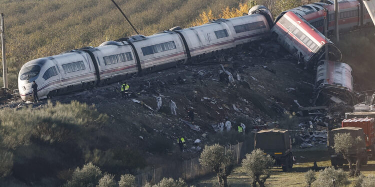 Camiones del ejército y grúas pesadas trabajan este jueves en los convoyes de los trenes de Renfe e Iryo que colisionaron en Urda (Toledo), España, un día después del suceso