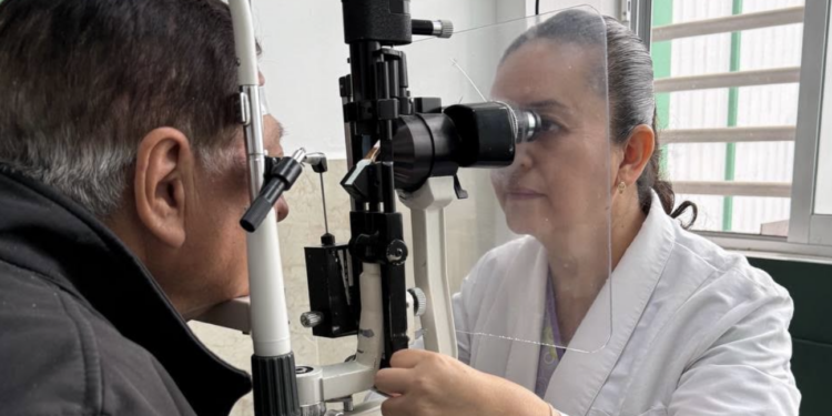 Fomenta el cuidado de la salud visual para recibir atención médica oportuna.