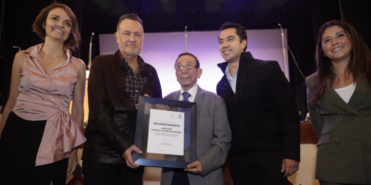 Mauricio Kuri acudió al homenaje en reconocimiento a las aportaciones del maestro a la música y a la identidad cultural del estado.