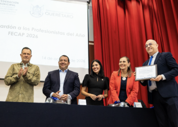 Reconoce Gobernador a profesionistas sanjuanenses
