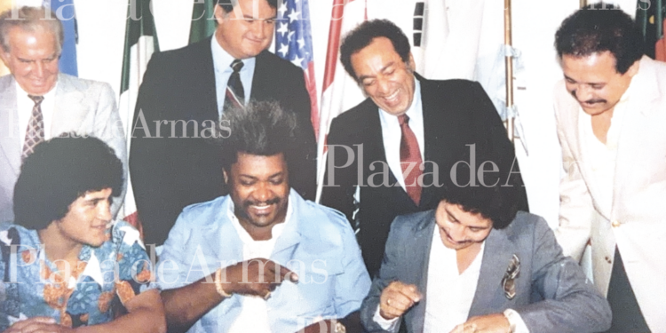 Juan José Torres Landa (arriba de Don King)en la firma de la llamada “Pelea del Siglo” en la que se enfrentaron Salvador Sánchez y Wilfredo Gómez, en aquella histórica victoria del mexicano en Las Vegas.
Foto: Plaza de Armas / Prohibido su uso sin autorización