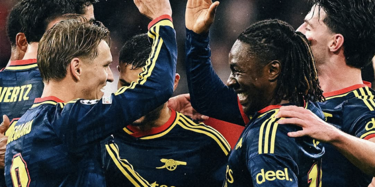 El Arsenal encontró el camino del gol en el minuto 25, cuando Eberechi Eze definió tras una asistencia de Martin Ødegaard.