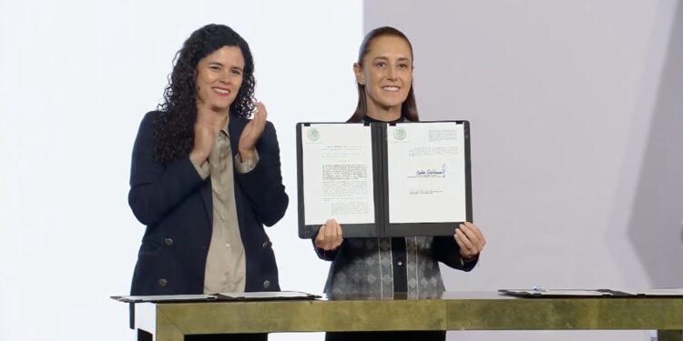 Claudia Sheinbaum firma reforma que prohíbe la doble nacionalidad para aspirantes a la presidencia y gubernaturas