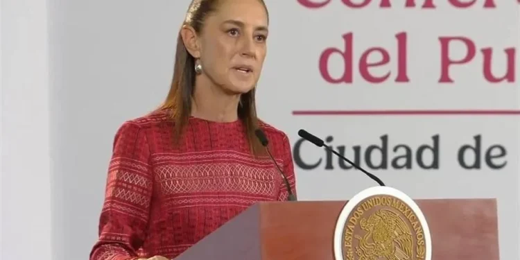 La Presidenta Claudia Sheinbaum reconoció que persisten carencias y fallas en el sistema público de salud, entre ellas falta de médicos especialistas, trabajadores con contratos inadecuados, becas insuficientes para residentes y problemas en la distribución de medicamentos.

En la víspera de la movilización anunciada para este martes por trabajadores del IMSS, la Mandataria admitió que permanecen problemas laborales, de personal y de abasto que deberán ser atendidos.

PUBLICIDAD


"Todavía nos falta, por ejemplo, ahora que estoy haciendo el recorrido por el IMSS Bienestar, nos faltan muchos médicos que todavía tienen contratos anuales con menores sueldos, que los que deben ser a todos ellos nos vamos a basificar, nos falta todavía contratar más médicos especialistas", afirmó.
Sheinbaum también reconoció que permanecen trabajadores contratados durante la pandemia de Covid-19 sin condiciones laborales adecuadas y sostuvo que deberán ser regularizados.
"Aquellos trabajadores que fueron contratados en el Covid y que aún no tienen los contratos adecuados, pues tienen que contratar porque no es justo que se les haya pedido un esfuerzo extraordinario y que hoy no tengan las mejores condiciones laborales", señaló.

PUBLICIDAD


La Mandataria admitió además rezagos en las becas de médicos residentes y sostuvo que algunos reciben alrededor de 7 mil pesos mensuales, pese a que realizan buena parte del trabajo en los hospitales.
"Muchas veces en ellos sostiene la operación de los hospitales y sus becas en algunos que son de 7 mil pesos mensuales, entonces tiene que aumentar esa beca", indicó.
PUBLICIDAD


Sheinbaum dijo que el Gobierno buscará elevar esos apoyos el próximo año y reconoció también problemas en el suministro de medicamentos, tanto por incumplimientos de proveedores como por fallas en la distribución.
"Resolver problemas de distribución de medicamentos, que todavía tenemos que resolver, más que de compra, que en algunos casos sí fallan proveedores, pero de la distribución de los almacenes directamente al centro de salud o al hospital", explicó.
La Presidenta afirmó que parte de esas fallas se han atendido en IMSS-Bienestar mediante las Rutas de la Salud, pero planteó que el sistema deberá automatizar toda la cadena de suministro.
"Queremos dejar un sistema de Salud que esté completamente automatizado desde el proveedor, el centro de salud, del almacén hasta la distribución de los medicamentos", sostuvo.
Hospital por hospital
En respuesta a las protestas, Sheinbaum informó que pidió al director del IMSS, Zoé Robledo, revisar la situación hospital por hospital y dijo que desde el domingo fueron enviados equipos a unidades médicas para identificar problemas.
"Lo que necesitamos hacer es un verdadero diagnóstico para poder atender lo que no está resuelto", señaló.
La Mandataria rechazó, sin embargo, que exista una crisis generalizada en el sistema de salud y acusó a la Oposición de aprovechar políticamente las inconformidades.
"Ahora de ahí que hay una crisis del sistema de salud y que las cosas están funcionando muy mal y que todo está mal, tampoco", señaló.
Sheinbaum aseguró que las movilizaciones serán atendidas y defendió el derecho de los trabajadores a manifestarse de manera pacífica.
"Se les va a atender, tiene que ser pacífica la manifestación y también que tengan libre la libertad para manifestarse", agregó.