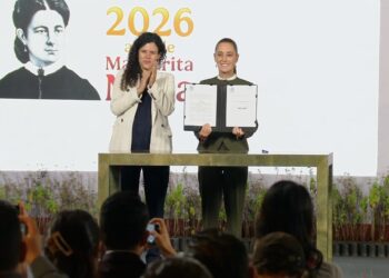 Sheinbaum firma decreto para proteger a menores en plataformas digitales