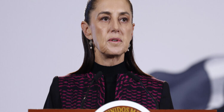 La presidenta de México, Claudia Sheinbaum, hablando en su rueda de prensa este lunes, desde Palacio Nacional
