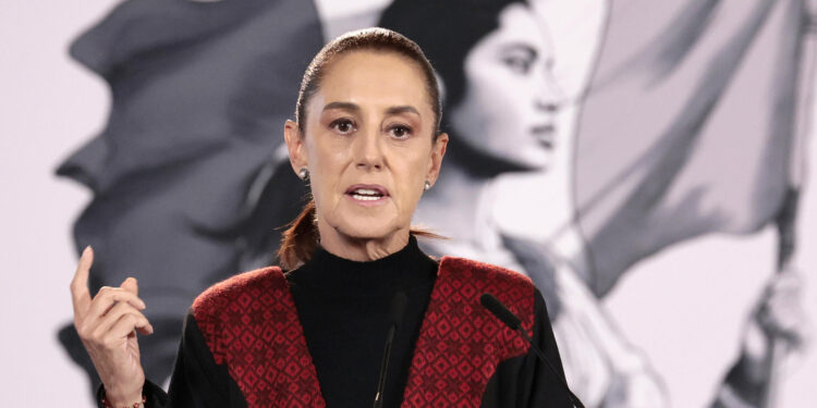 La presidenta de México, Claudia Sheinbaum, hablando durante su rueda de prensa este viernes en Palacio Nacional