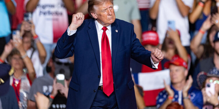 El presidente de EE.UU., Donald Trump, baila en un acto de campaña de apoyo de los candidatos republicanos el 7 de octubre de 2026