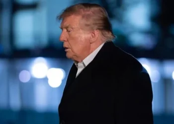 Cae aprobación de Trump a un nuevo mínimo antes de las elecciones