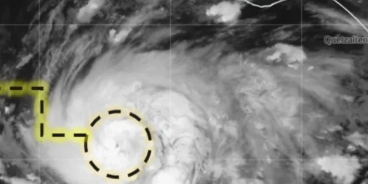 Su circulación refuerza la probabilidad de lluvias puntuales fuertes en Michoacán y Guerrero.