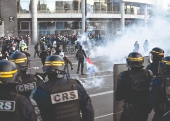 Crecen las protestas en Francia; se enfrentan estudiantes contra policías en París