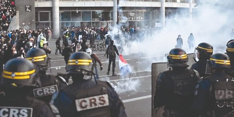 Pie de foto: Unas 71 mil 500 personas, según las autoridades, recorrieron de nuevo las calles de París