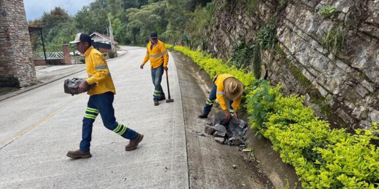 CEI rehabilita caminos de la Sierra Gorda tras fuertes lluvias
