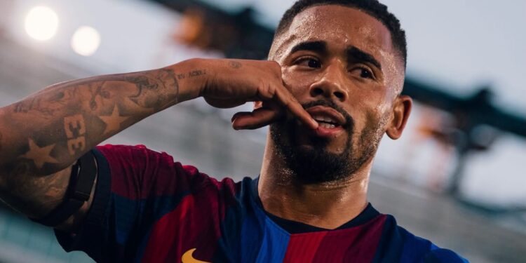Los goles de Anthony Gordon, Gabriel Jesús y Jules Koundé certificaron un triunfo cómodo