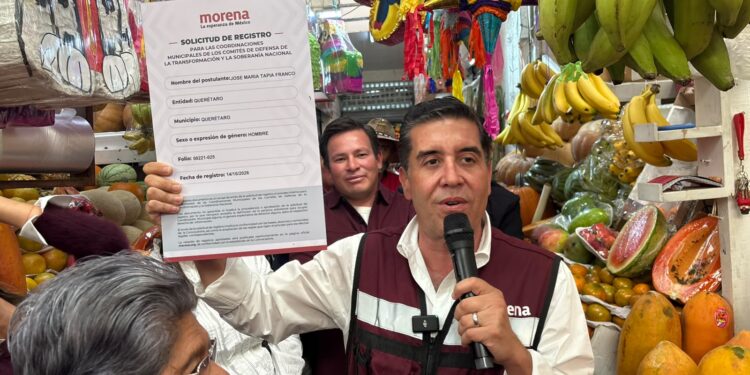 Chema Tapia se registra en el Mercado de la Cruz como aspirante a la coordinación de Morena en la capital