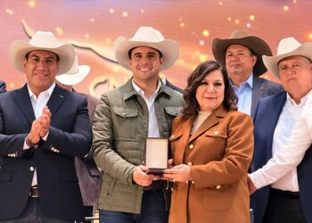 Recibe Marilú Ábrego la medalla presidencial al mérito ganadero