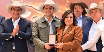 Recibe Marilú Ábrego la medalla presidencial al mérito ganadero
