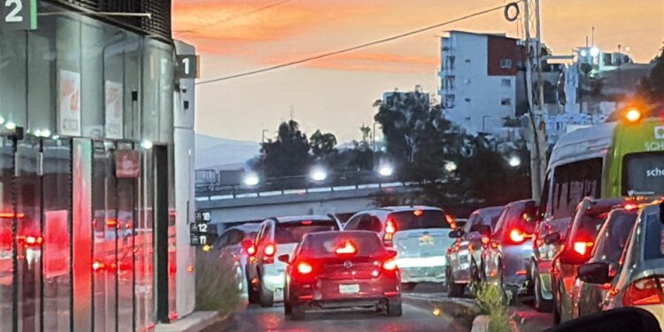 Caos vial en Querétaro hace perder 80 horas al año por persona