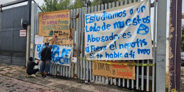 Estudiantes toman la Facultad de Filosofía de la UAQ y declaran paro activo
